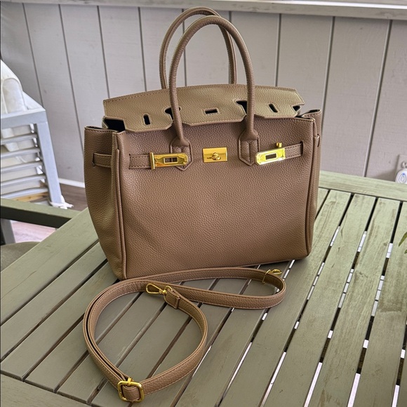 Elegant Tan Leather Handbag - Picture 1 of 8